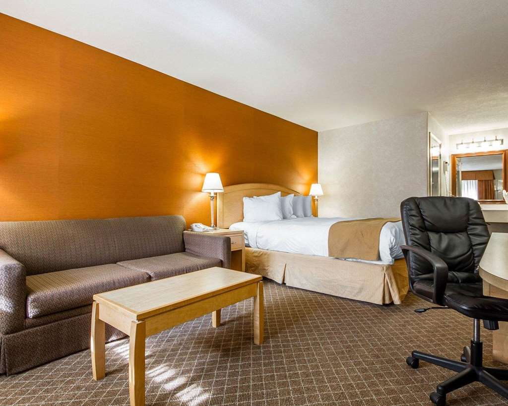 Quality Inn & Suites Lathrop Room photo