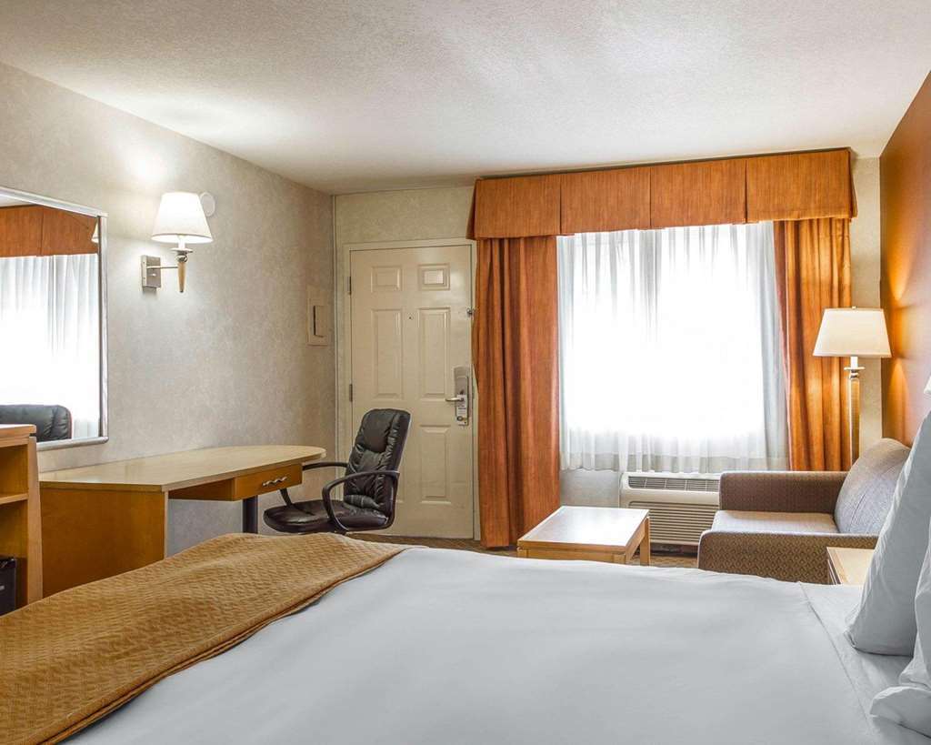 Quality Inn & Suites Lathrop Room photo